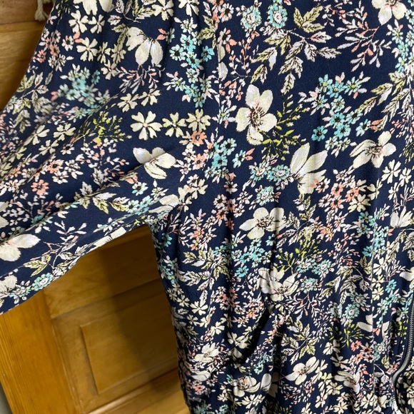 Fever Blue Floral Long Sleeves Zip Up Gathered Hem Relaxed Lightweight Jacket - Picture 9 of 14